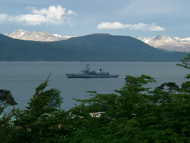 Dos fragatas de la Escuadra Nacional participan en ejercicio en el estrecho de Magallanes.
